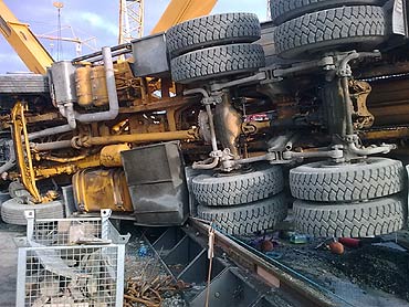 Przewr�ci�a si� olbrzymia ci�ar�wka-pompa do betonu 