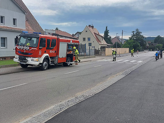 Plama oleju na jezdni w Wisece. Wyciek zneutralizowali straacy