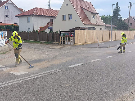Plama oleju na jezdni w Wisece. Wyciek zneutralizowali straacy