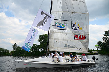 Jacht Tomahawk przep�yn�� sto mil