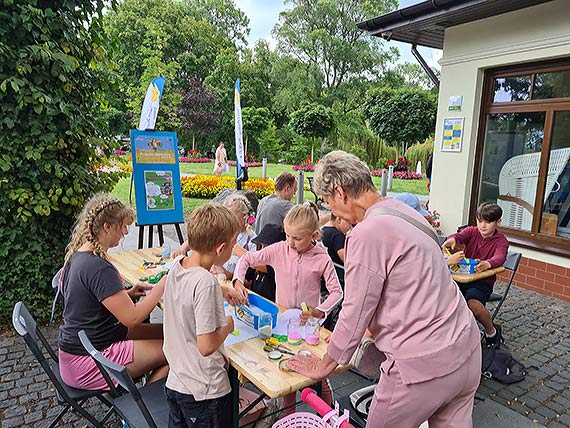 Ostatnie warsztaty plastyczne w ramach projektu „Rodzina” do zadań specjalnych na międzyzdrojskiej promenadzie