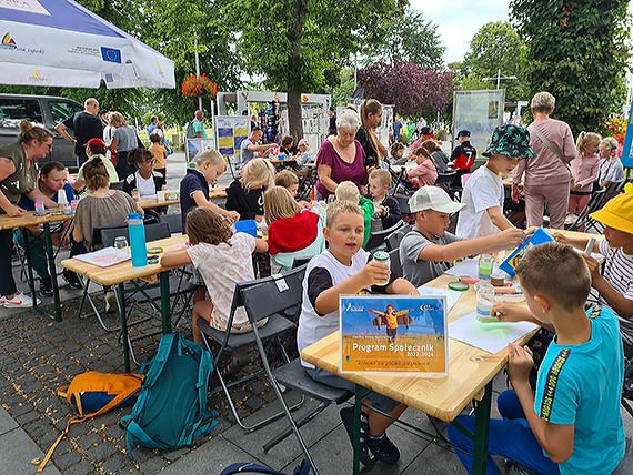 Ostatnie warsztaty plastyczne w ramach projektu „Rodzina” do zadań specjalnych na międzyzdrojskiej promenadzie