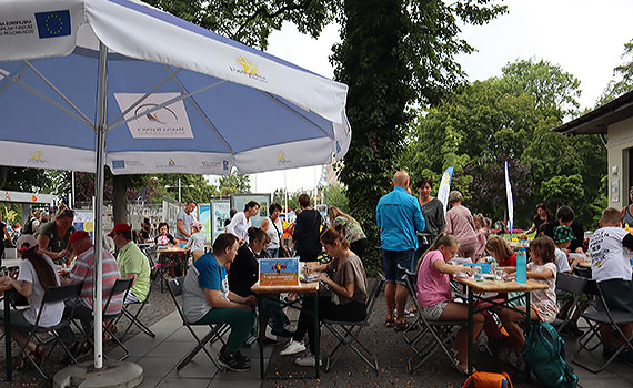 Ostatnie warsztaty plastyczne w ramach projektu „Rodzina” do zadań specjalnych na międzyzdrojskiej promenadzie