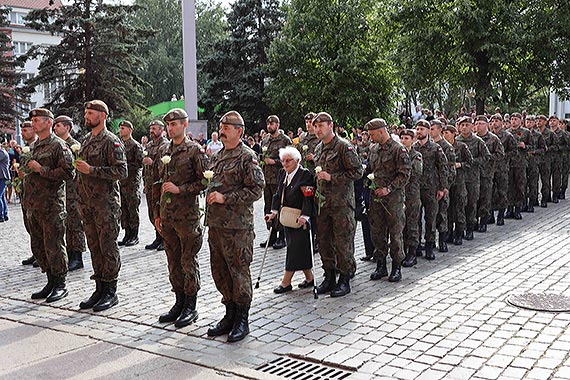 W godzin „W” znak Polski Walczcej przed katedr w Szczecinie 