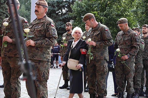 W godzinę „W” znak Polski Walczącej przed katedrą w Szczecinie