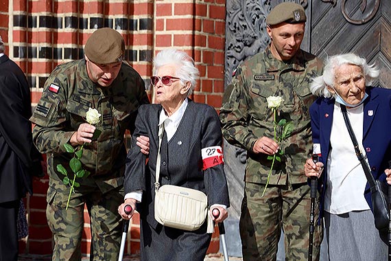 W godzinę „W” znak Polski Walczącej przed katedrą w Szczecinie