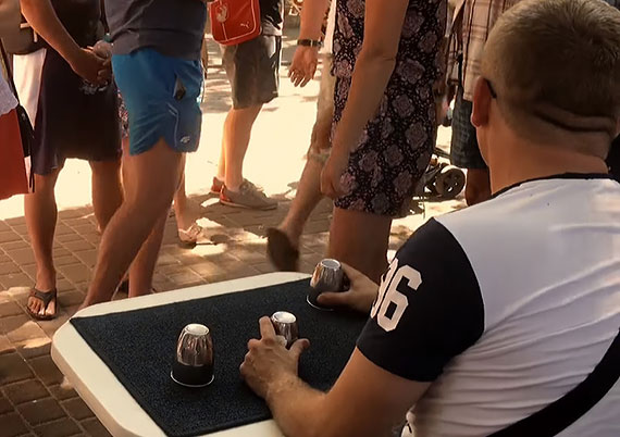 W grze „trzy kubki” nie ma wygranych. Nie daj si oszuka!