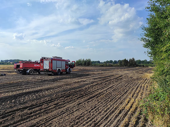 Groźny pożar w gminie Golczewo. Żywioł zajął ściernisko, kombajn i las!