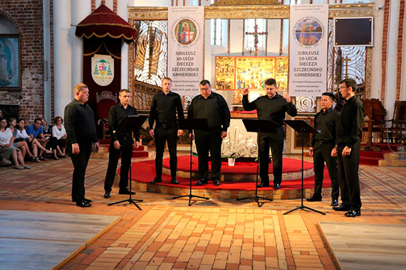 Bogurodzica... w wykonaniu ukraiskiego zespou wokalnego Kalophonia zakoczya kolejny festiwalowy koncert w katedrze kamieskiej
