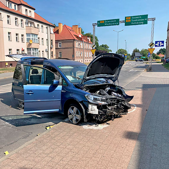 Skradzionym autem przejecha przez rondo, ci znak, wjecha na ciek rowerow i oddali si z miejsca zdarzenia