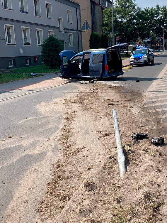 Skradzionym autem przejechał przez rondo, ściął znak, wjechał na ścieżkę rowerową i oddalił się z miejsca zdarzenia