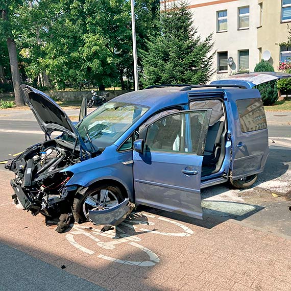 Skradzionym autem przejechał przez rondo, ściął znak, wjechał na ścieżkę rowerową i oddalił się z miejsca zdarzenia