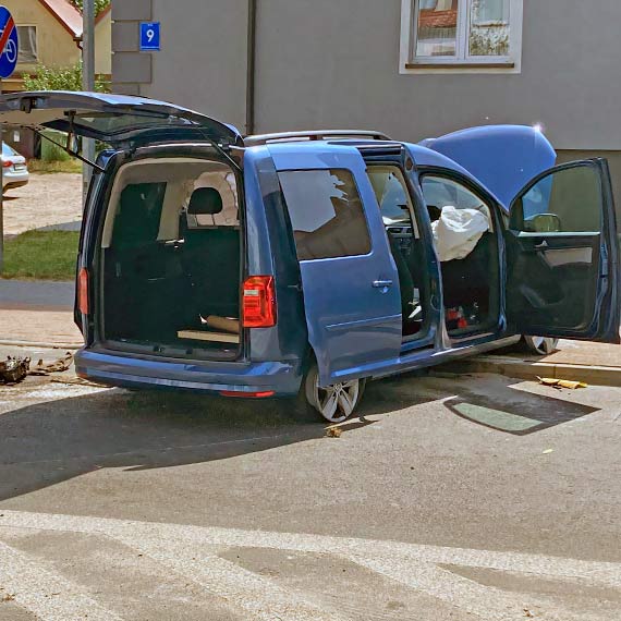 Skradzionym autem przejechał przez rondo, ściął znak, wjechał na ścieżkę rowerową i oddalił się z miejsca zdarzenia