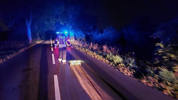 Straacy z  OSP Koczewo zabezpieczyli wyciek na drodze