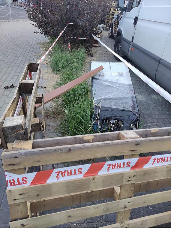 Cofając uderzył w skrzynkę elektryczną