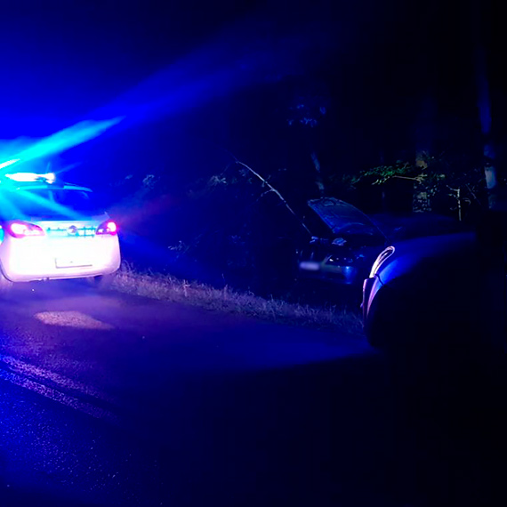 Nocny wypadek na drodze z Wisełki do Międzyzdrojów. BMW na świnoujskich numerach rejestracyjnych dachowało, kierowca w szpitalu