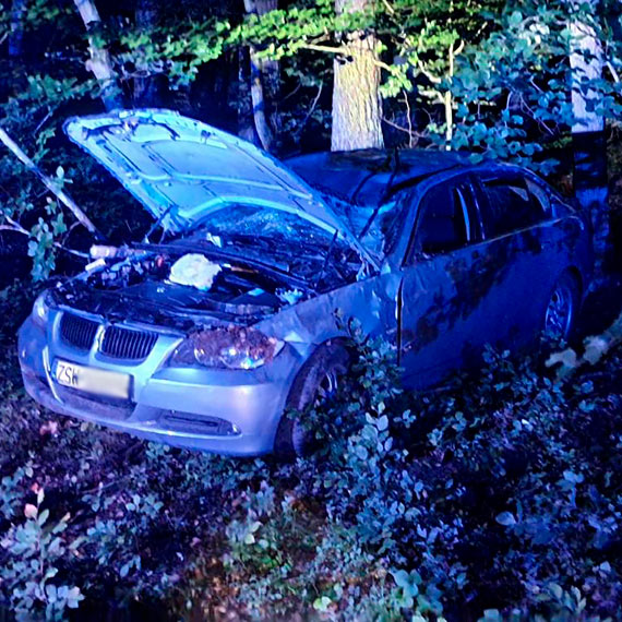 Nocny wypadek na drodze z Wisełki do Międzyzdrojów. BMW na świnoujskich numerach rejestracyjnych dachowało, kierowca w szpitalu