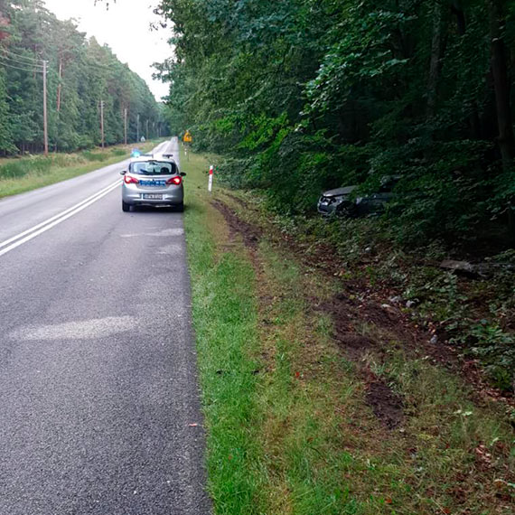 Nocny wypadek na drodze z Wisełki do Międzyzdrojów. BMW na świnoujskich numerach rejestracyjnych dachowało, kierowca w szpitalu