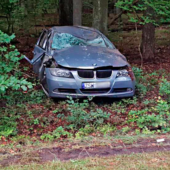 Nocny wypadek na drodze z Wisełki do Międzyzdrojów. BMW na świnoujskich numerach rejestracyjnych dachowało, kierowca w szpitalu
