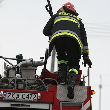 �wi�tou��: Dwa zast�py stra�ak�w gasi�y po�ar samochodu