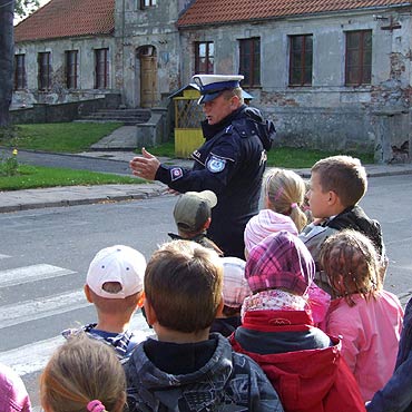 Policjanci ucz� dzieci przepis�w drogowych