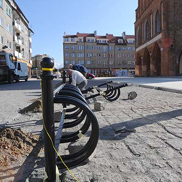 Kamie� Pom.: Wybudowali parking, a p�niej zagrodzili stojakami na rowery
