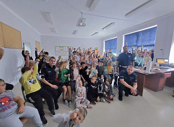 „Bezpieczna droga do szkoły”. Kamieńscy policjanci w szkołach promują bezpieczeństwo dzieci