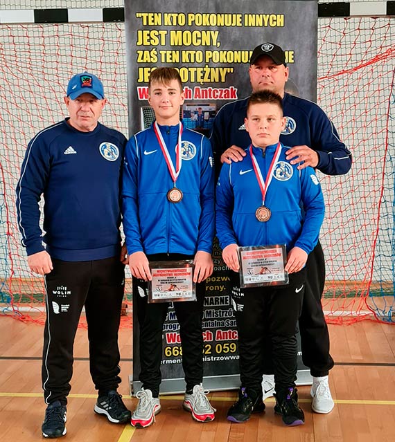 Nikodem Radys i Szymon Herbaczewski z brązowymi medalami Międzywojewódzkich Mistrzostw Młodzików w zapasach w stylu wolnym
