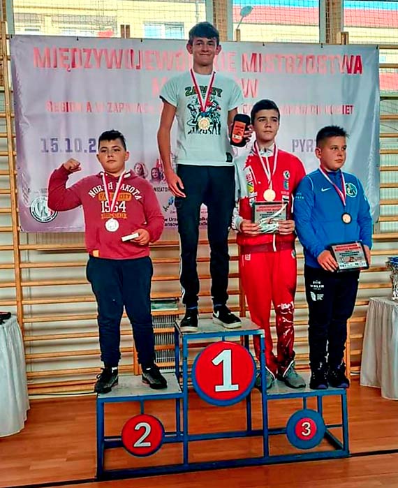 Nikodem Radys i Szymon Herbaczewski z brązowymi medalami Międzywojewódzkich Mistrzostw Młodzików w zapasach w stylu wolnym