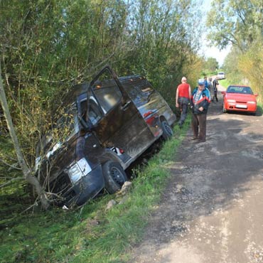 P�astkowo: Kurier z paczkami wjecha� do rowu