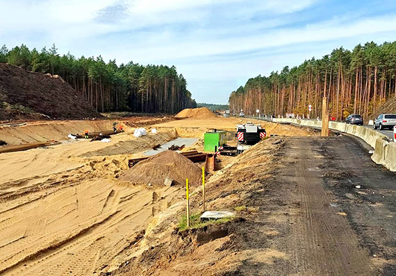 Najnowsze informacje z budowy S3 ze Świnoujścia do Troszyna. Widoczny jest już zarys drugiej jezdni między Międzyzdrojami i Dargobądzem