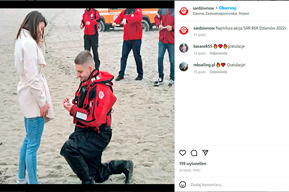 Ratownik dziwnowskiego SAR - u oświadczył się na plaży. To jednak nie były zwyczajne zaręczyny
