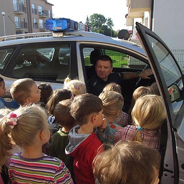 Policjanci przypominaj� o obowi�zku przewo�enia dzieci w fotelikach