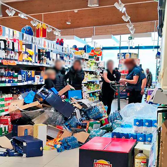 W sklepie w Midzyzdrojach paleta z towarem przewrcia si na 9 - letniego chopca! Przyjechao pogotowie ratunkowe i policja