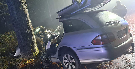 Pod Gostyniem kierowca mercedesa uderzy w drzewo. 28 - latek trafi do szpitala