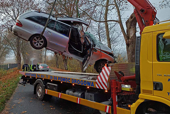 Pod Gostyniem kierowca mercedesa uderzy w drzewo. 28 - latek trafi do szpitala