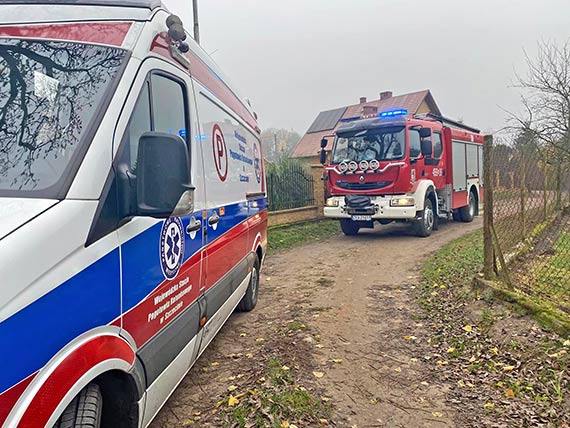 Znajdowa si na poddaszu i potrzebowa pilnej pomocy medycznej. Straacy znieli go do karetki