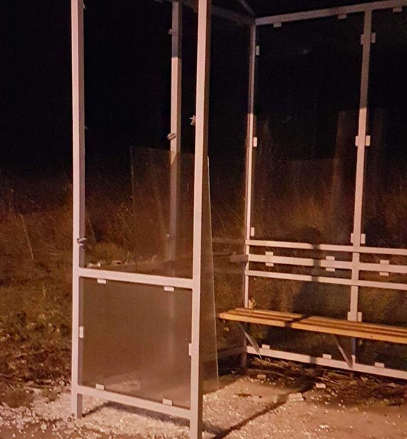 Wandale zdewastowali przystanek w Koplinie