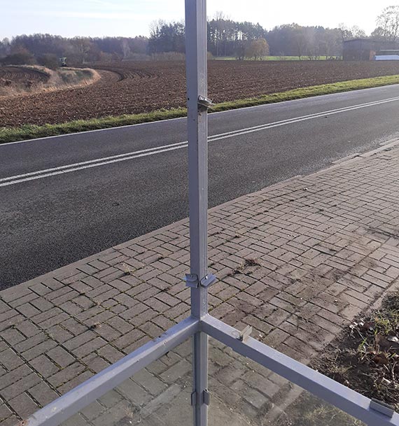 Wandale zdewastowali przystanek w Koplinie