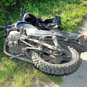 Wysoka Kamie�ska: Pijany motocyklista straci� r�wnowag�. Ma po�amane �ebra i uszkodzon� czaszk�