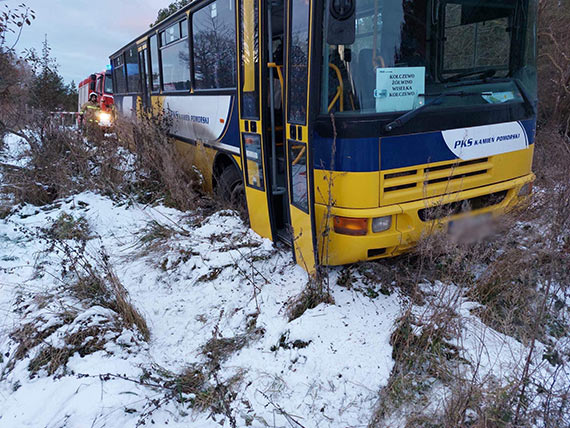 Autobus  zatrzyma si w przydronym rowie