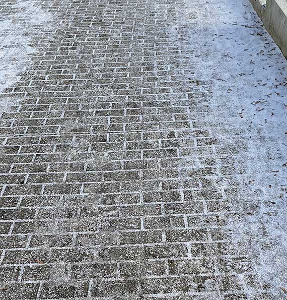 Mieszkaniec: Nieodnieone chodniki w Midzyzdrojach