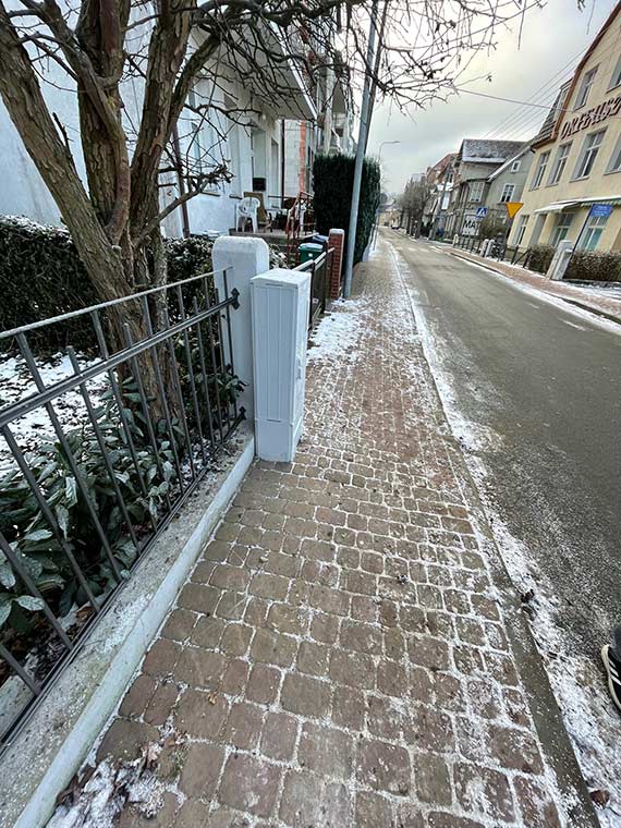 Mieszkaniec: Skrzynka elektryczna zostaa ustawiona na chodniku