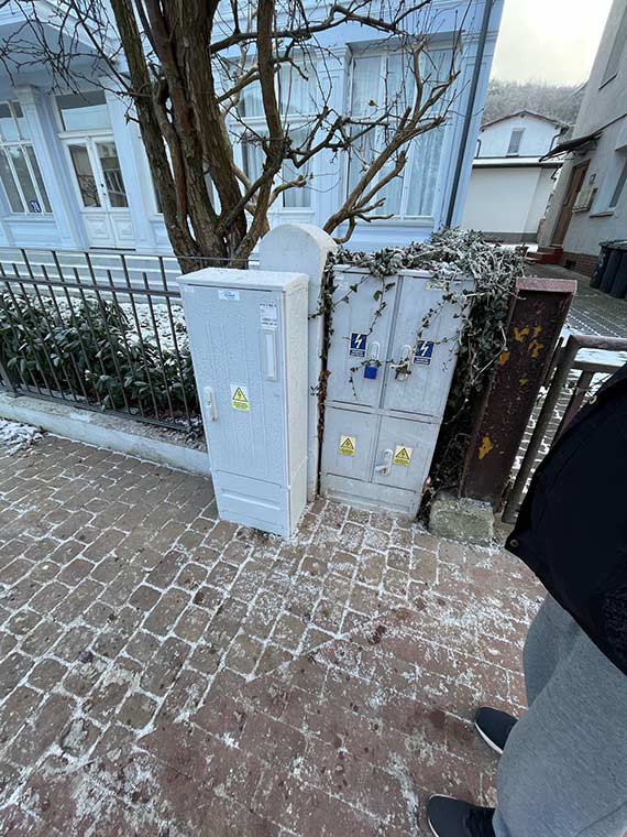 Mieszkaniec: Skrzynka elektryczna zostaa ustawiona na chodniku