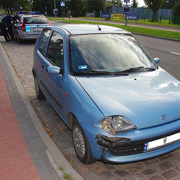 Kamie� Pomorski: Fiatem wjecha� w hond�. Jedna osoba ranna