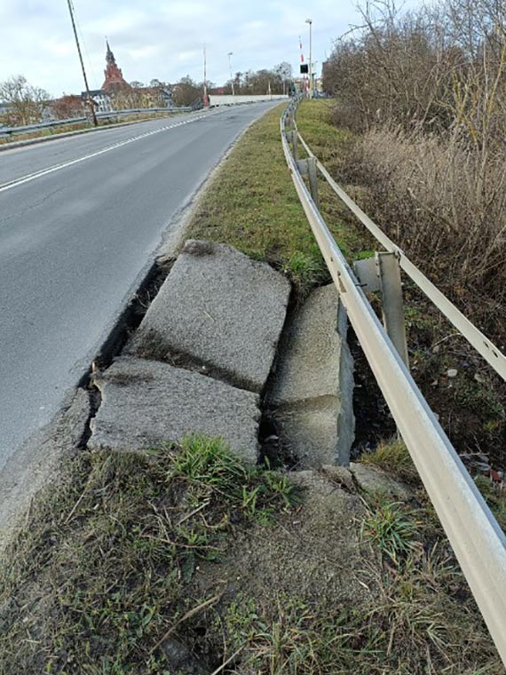 Przy wjedzie do Wolina na kierowcw czyha niebezpieczestwo! Wszystko przez zapadnite pobocze