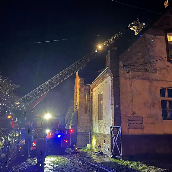 Silny wiatr zerwał dachówki. Do akcji ruszyli strażacy