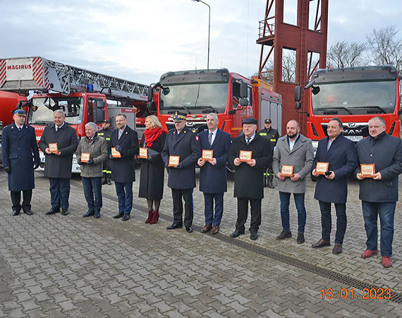 Straacy z Kamienia Pomorskiego dostali nowe samochody ratowniczo - ganicze 