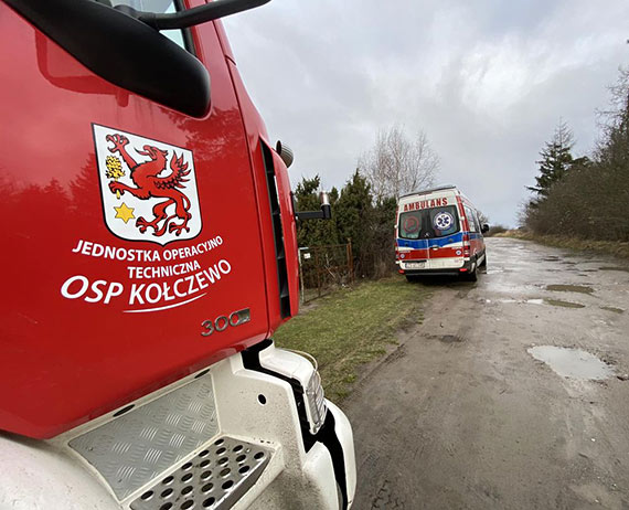 Strażacy z Jarszewa usuwali powalone drzewo, a ich koledzy z Kołczewa pomagali pogotowiu