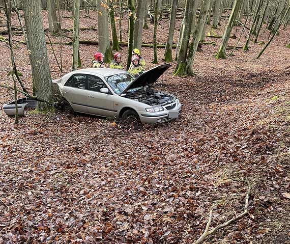 Wypadek pomiędzy Wisełką a Międzyzdrojami. Na wysokości Grodna osobówka wypadła z drogi i wylądowała w rowie!